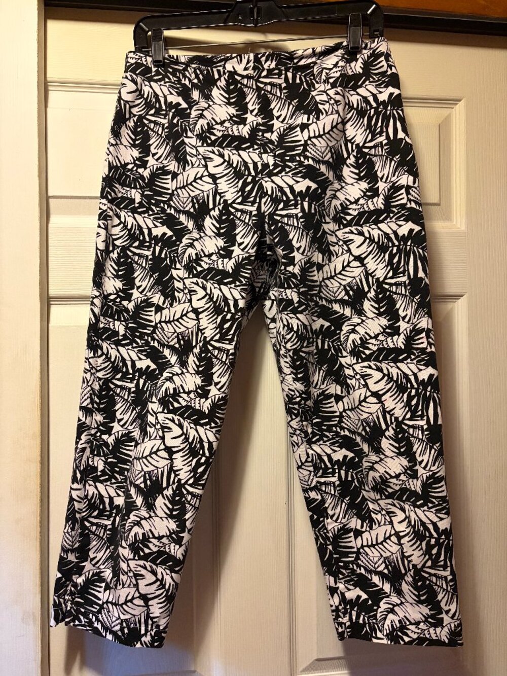 St. John's Bay Black & White Tropical Print Capri Pants | Size 8